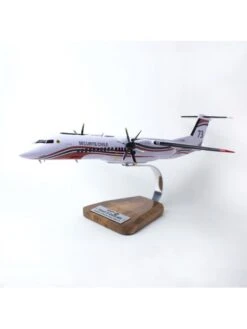 Maquette Bois Dash 8-Q400MR Fireguard Milan 73 Sécurité Civile -BOUTIQUE AERO maquette bois dash 8 q400mr securite civile 2