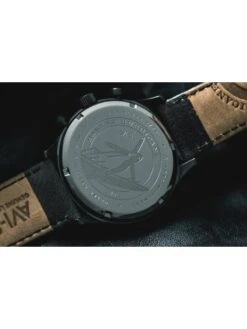 Montre AVI-8 Hawker Hurricane AV-4011-0B Gris Ivoire - Boîtier Gris Foncé, Cadran Blanc, Bracelet Cuir Gris -BOUTIQUE AERO montre avi 8 hawker hurricane av 4011 0b gris ivoire boitier gris fonce cadran blanc bracelet cuir gris 4